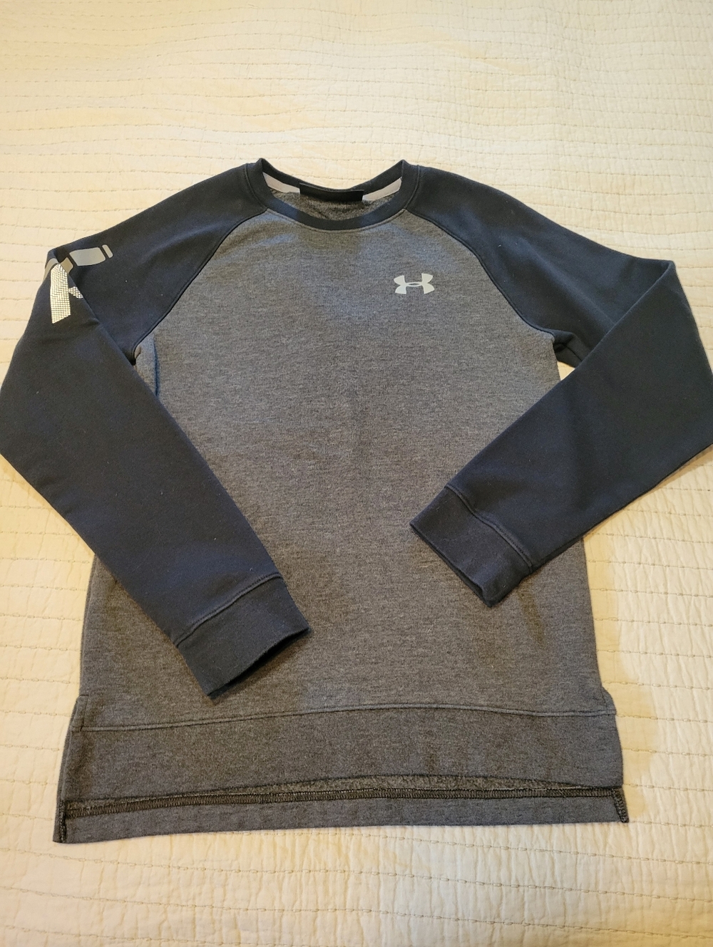 Boys XL Under Armour Crewneck Sweatshirt - Charcoal Gray & Black Logo